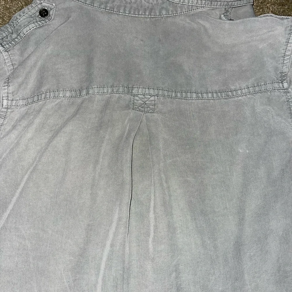 Universal Thread button down. - Picture 5 of 7